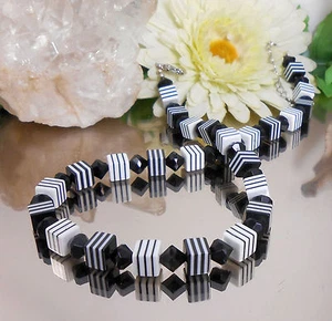 Schwarz Weiss gestreifte Würfel Kette aus Resin Harz + Rhomben schwarz - Bild 1 von 3