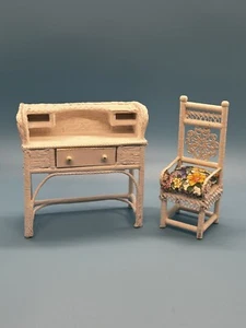Casa delle Bambole Miniature 1:12 Scrivania e Sedia in Vimini Bianco con Cuscino Mobili - Foto 1 di 10
