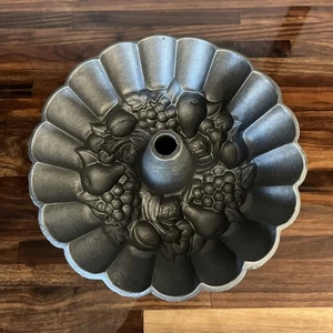Vintage John Wright Obst Top Gusseisen Bundt Kuchenform 9" - Bild 1 von 5