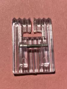 7 piedi in plastica Groove Pintuck per modelli a scatto macchina da cucire Viking Husqvarna - Foto 1 di 5