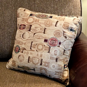 Almohada decorativa para etiquetas de banda de cigarros 14 x 14 cuadrada - Habana - Marrones rojos - Imagen 1 de 6