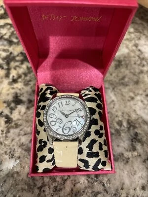 Correa de cuero para mujer Betsey Johnson con bisel de estrás Foto 1 de 4