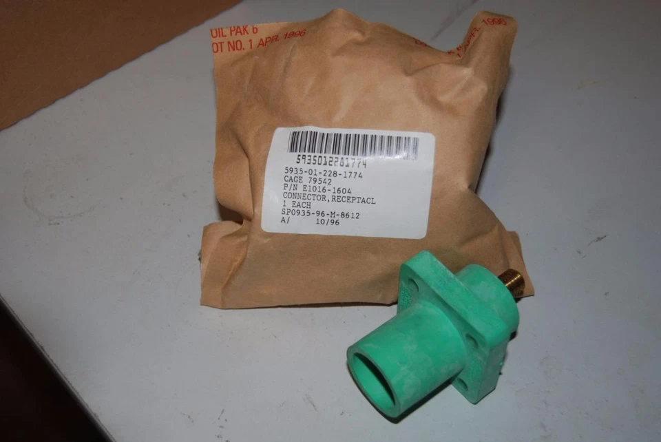 Cooper Crouse-Hinds E1016-1604 Cam-Lok Insulated J Series Receptacle NEW - Image 1 of 1