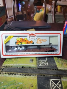 Model Power HO Flat w/Sunkist Trailer ATSF #89989 (34) - Picture 1 of 2