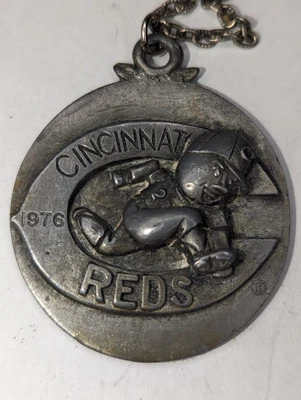 1976 CINCINNATI REDS PEWTER NECKLACE WITH MR. BASEBALL AND FULL TEAM SIGNATURES - Image 1 of 4