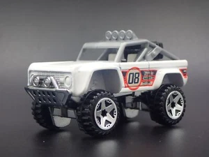 1966-1977 Ford BRONCO 4X4 fuori Strada Personalizzato Bianco 1:64 Modello Auto - Foto 1 di 7