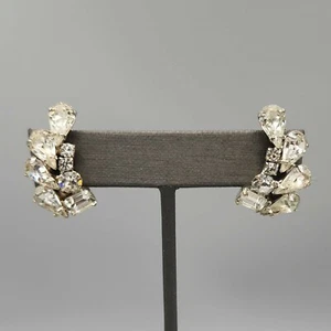 Pendientes de clip de escalador con racimo de diamantes de imitación de lágrima transparente sin firmar de la década de 1950 - Imagen 1 de 10