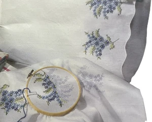 Tobin Pillowcase Set Scalloped Wild Daisies Stamped Embroidery or Cross Stitch - Picture 1 of 2