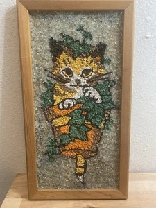 Rare Vintage MCM Kitschy Gravel Art Yellow Cat In Orange Pot Picture 13" x 7" - Bild 1 von 5