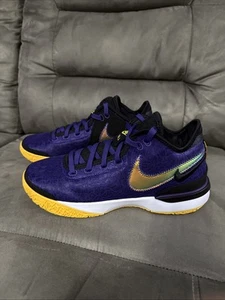 Nuevo Nike Zoom LeBron NXXT Gen Lakers DR8784-500 Púrpura Negro Dorado Para hombres 9.5 - Imagen 1 de 12