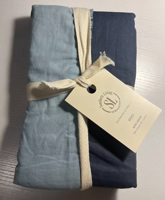 Almohada reversible con flecos Southern Living Simplicity DUO, azul rey Foto 1 de 4