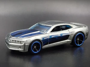 2010-2015 Chevy Chevrolet Camaro Plata 1:64 Escala Diorama Modelo Fundido Coche - Imagen 1 de 8