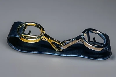 Bolso pequeño Fendi raro de cuero negro con logotipo de dos tonos correa. Nuevo con etiquetas. Ventas al por menor 550$ Foto 1 de 4