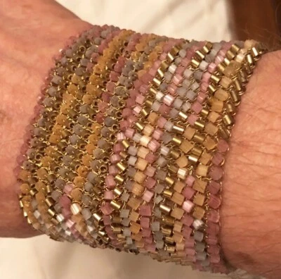 Lujoso brazalete de alambre de cobre relleno de oro de 18k de Tricia Milaneze Foto 1 de 4