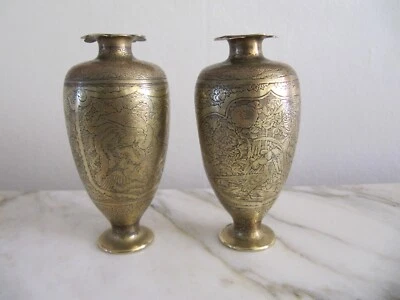 2 jarrones antiguos japoneses en miniatura grabados en latón del período Meiji temprano Foto 1 de 4