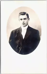 Postal RPPC retrato de joven viñeta - Imagen 1 de 2