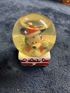 Disney Mickey Mouse 2.5" Mini Globo de Nieve de Navidad 2010 Exclusivo de JCPenney - Imagen 1 de 6