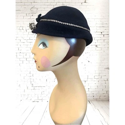 Vintage The Wm. Sombrero de terciopelo azul marino H Block Co Indianápolis con adornos de estrás  Foto 1 de 4