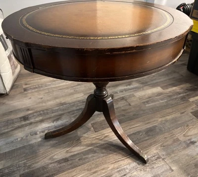 Mesa de tambor antigua/vintage de cuero con patas de garra 30" redonda con un cajón Foto 1 de 4