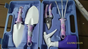 Kinder Gartenwerkzeug Koffer mit Gartenwerkzeugen gebraucht - Bild 1 von 8