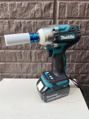 Makita Rechargeable Impact Wrench 18V TW300DZ Main Unit Only - Image 1 of 4