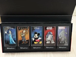 D23 Expo 2019 Pin Elsa Mickey Mouse Woody R2-D2 Black Panther Figpin Set Disney - Bild 1 von 2