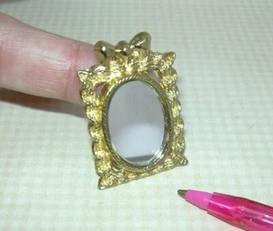 Miniatur kleiner ovaler Spiegel mit Goldbogenrahmen (1 5/8" x 1 1/16"): Puppenhaus 1:12 - Bild 1 von 2
