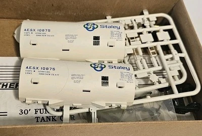 Walthers HO Scale 30' Tank Car Kit Staley AESX 10875 Model # 932-5104 - Image 1 of 4