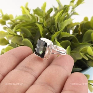 Anillo solitario de plata esterlina con piedras preciosas de turmalina verde cumpleaños viernes negro - Imagen 1 de 9
