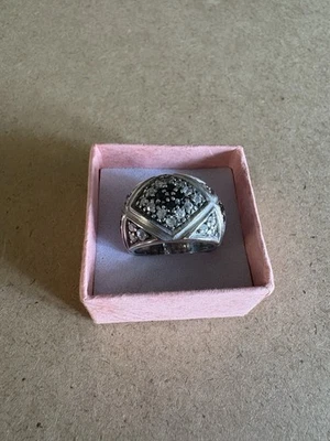 Anello Fascia Larga A Rombi Argento 925 E Zirconi Bianchi E Neri 12.4GR 18.3MM - Immagine 1 di 3