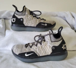 Nike Zoom Uomo KD11 Bianco Nero Scarpe da Ginnastica Sneakers AO2604-006 Taglia 7,5 - Foto 1 di 16
