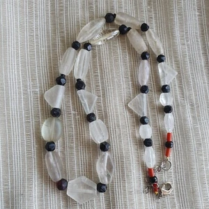 Collar de cuentas antiguas de cristal del Himalaya y cuentas de vidrio negro ... - Imagen 1 de 15