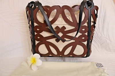 Bolso de Mano Loewe Piel de Becerro Anagrama Recortado en Negro Marrón Oscuro con Bolsa Foto 1 de 4
