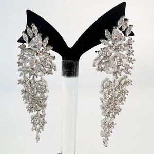Pendientes colgantes largos de cristal Anthropologie Shashi Aimee tono plata noche - Imagen 1 de 5