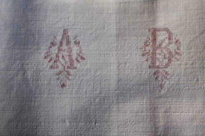 Nappe N°15 ancienne en chanvre et lin monogrammée AB rouge 105 x 205 cm - Photo 1/4