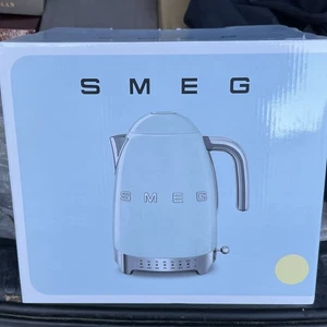 Hervidor de agua retro de temperatura variable Smeg, crema #KLF04CRUS - Imagen 1 de 5