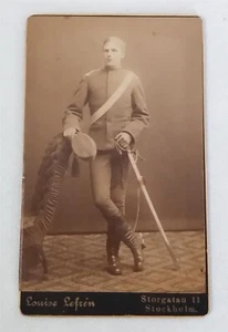 Foto antigua CDV soldado en uniforme con espada Estocolmo Suecia sueco vintage - Imagen 1 de 2