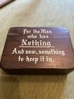 Ancienne boîte cadeau bâillon en bois massif « Pour l'homme qui n'a rien... » 