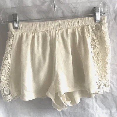 Rue21 象牙色弹性腰短裤蕾丝拼接衬里女式 M 码 — 第 1/4 张图片