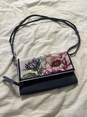 Bolsa organizadora com aba bordada Brighton Enchanted. Couro MSRP $245 - Imagem 1 de 4