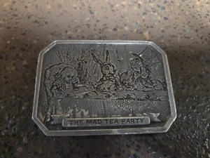 Fibbia per cintura Bergamotto Brass Works Mad Tea Party, Alice nel Paese delle Meraviglie, 1974 - Foto 1 di 7