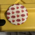 Joli badge bouton design artistique Lisa Frank embrasser lèvres et cœurs épingle 2”