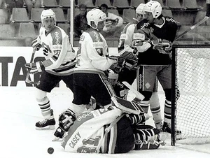 1990 Original Photo Team Germany .vs. Norway at Ice Hockey World Championships - Picture 1 of 2