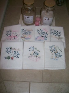 Blue Bird's Vintage Designs - Giorni della settimana. Set asciugamani da cucina ricamati  - Foto 1 di 12