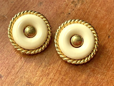 Pendientes de clip Kenneth Jay Lane resina crema tono dorado llamativo Foto 1 de 4