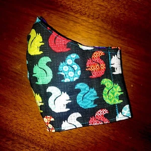 Gesichtsmaske Abdeckung Filtertasche Baumwolle mehrfarbig geometrisch Eichhörnchen schwarz - Bild 1 von 3