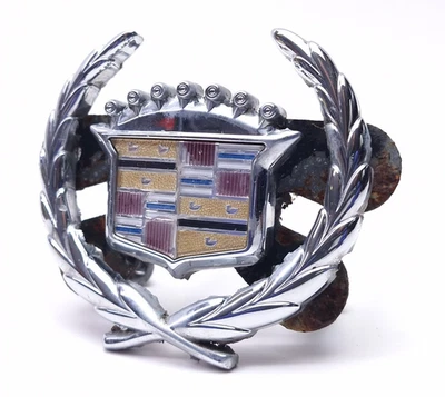 Cadillac Deville Concours 1994-1996 OEM parrilla delantera emblema grande cromado Foto 1 de 4