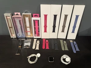 Apple Watch SE (2e génération) 40mm Boîtier GPS Cellulaire avec Accessoires - Photo 1 sur 10