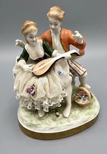 Estatuilla de música Unterweissbach Alemania porcelana Dresde encaje cortejo pareja - Imagen 1 de 8