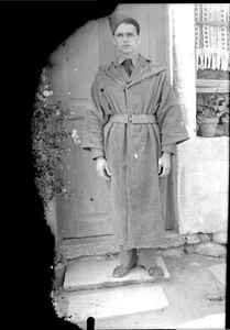 Portrait junger Mann Militär vor Haus - altes Negativ Foto Bj. 1940 - Bild 1 von 1